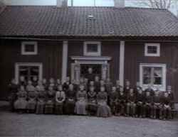 Komminister Hamnstr�m med konfirmader 1903 utanf�r Snarve. Nummer 9 fr�n v�nster f�rsta ledet heter Elsa Teresia Andersson som var mor till Margareta Eliason - klicka f�r att f�rstora