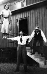 När Lanna fick Konsum på 1930-talet hette föreståndaren Törnkvist. Har ser man honom bakom affären lyftande sin fru i höger hand och A W 