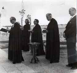 Invigning av Krcklinge kyrkogrd. Frn vnster syns biskop ke Kastlund, Orvar Pettersson, Efraim Linderoth, Bertil Eriksson och Arne Hjenberg - klicka fr att frstora