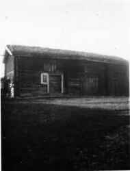 Gammalt stall vid Kvarntorp. Enligt traditionen finns den �nnu bevarad vid g�rden.(1932) Uppf�rd p� 1600-talet av dragoner fr�n Uppland som var inkvarterade i en mindre byggnad som �nnu finns kvar i norra delen av g�rden. - klicka f�r att f�rstora
