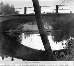 Bron över Svartån vid Kvistbro. Namnet lär ha kommit av att det nedanför kyrkan vid Svartån fanns ett vadställe som ersattes av en slags bro av kvistar över ån. Den här bron byggd under 1920-talet, istället för den träbro som fanns. - klicka för att förstora