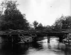 Bron över Svartån vid Kvistbro. Namnet lär ha kommit av att det nedanför kyrkan vid Svartån fanns ett vadställe som ersattes av en slags bro av kvistar över ån. - klicka för att förstora