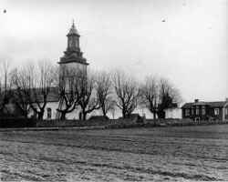Knista kyrka med sockenstugan till höger i bild. Sockenstugan revs 1905 och byggdes senare upp vid korsningen Tegelgatan-Östra Långgatan  i Fjugesta. - klicka för att förstora