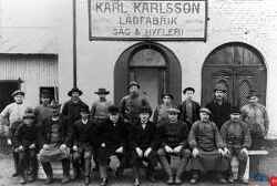 Arbetare vid Karl Karlssons lådfabrik, såg och hyvleri med telefon 755-1675 - klicka för att förstora