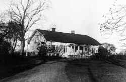Lanna gårds corp de logi omkring 1925. Gården brukades då av patron Olof Hedengren, vars far Johannes, hade köpt fastigheten omkring 1910. Under en tid var poststationen inrymd i där. - klicka för att förstora
