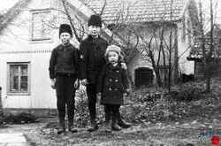 Framför Hyddan står tre barn, från vänster ägarens son Gerhard som tog namnet Lanninger samt Gerhard och Gösta Karlsson, söner till Samuel Karlsson i Klaraberg. I bakgrunden syns Ernst Molins hus som låg i vinkeln Korsgatan och Karlskogavägen. - klicka för att förstora
