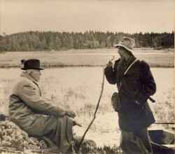 Gustav V p lgjakt vid sj i Kilsbergen med prins Vilhelm till hger. 