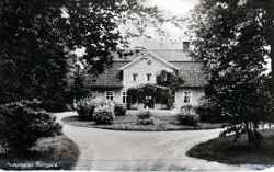 Huvudbyggnaden vid Lekeberga g�rd f�re branden 1988 - klicka f�r att f�rstora