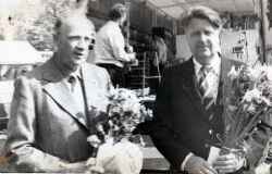 De två Lionstipendiaterna på Lekebergsdansen 1981, Edvin Lindholm och Arne Parkeman, blir uppvaktade. - klicka för att förstora