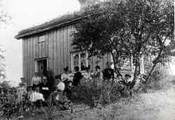 Lundins stuga med m�nniskor utanf�r - klicka f�r att f�rstora