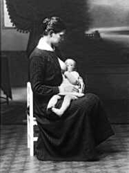 Anna Janson, med flicka (SEJ-005560-3) - klicka f�r att f�rstora