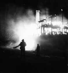 Mälteriet i Hässleby brann ned en natt i september 1958. Branden visade sig senare vara anlagd. - klicka för att förstora