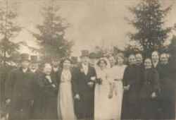 Henning Svanstr�m i Kristinehamn och Karin Hansson i N �stas br�llop. Fr�n v�nster syns Sven i Kullabacken, Emil Andersson i �sta, Lovisa An., Ad. Larsson i Magria och hans hustru. P� bilden finns �ven Kumlin i Granhammar, Anna Hansson, mor Gran och Lovisa Klinglund - klicka f�r att f�rstora