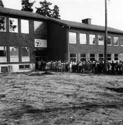 Elever utanför den en byggnad vid den nya skolan i Mullhyttan - klicka för att förstora