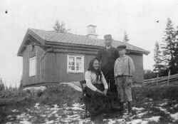 Familj vid g�rden Norrg�rden - klicka f�r att f�rstora