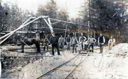 Arbetare vid Orremossgruvan med hästdrivet spel och enkelt järnvägsspår - klicka för att förstora