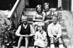 Handlare Anders Gustaf Philipssons och hustrun Bettys barn p� k�kstrappan till Vilsta. Greta f�dd 1923, Lilly f�dd 1917, Knut f�dd 1926, Maj f�dd 1929 och Ralf f�dd 1924. - klicka f�r att f�rstora