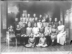 Gerda Pettersson sm�skoll�rarinna i V�stra Skolan, Fjugesta nu riven 1983 - klicka f�r att f�rstora