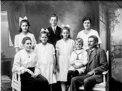 Gust. Johanson L�fsta Fjugesta med familj fru Elisabeth, barnen Ruth, Ester, Josef, Naemi, Dagny och Arne - klicka f�r att f�rstora