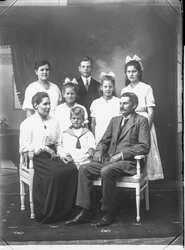 Gust. Johanson L�fsta Fjugesta med familj fru Elisabeth, barnen Ruth, Ester, Josef, Naemi, Dagny och Arne - klicka f�r att f�rstora
