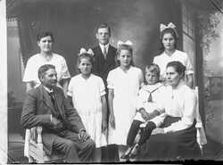 Gust. Johanson L�fsta Fjugesta med familj fru Elisabeth, barnen Ruth, Ester, Josef, Naemi, Dagny och Arne - klicka f�r att f�rstora