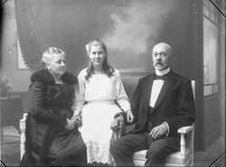 Familjen Apotekare Dahl med familj frun och dottern Sonja - klicka fr att frstora