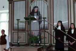 Abbedissan Gertrud, spelad av Britta Skanebo, reciterar Berit Spongs dikt 