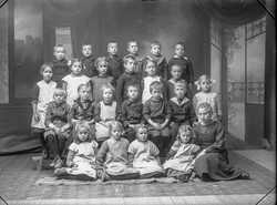 Elsa Grans skolklass sm�skolan i V�stra skolan Fjugesta 1919 - klicka f�r att f�rstora