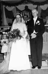 Rudolf Krantz och hans nyblivna hustru under parets bröllop i pingstkapellet i Hidingebro. I bakgrunden syns tärnan och pastorn. - klicka för att förstora