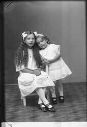 Fru Hilda Karlson barn - klicka f�r att f�rstora