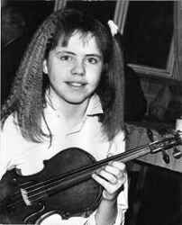 Sara Trobck i tiorsldern med fiol i handen - klicka fr att frstora