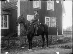 Bokh. C. Nyström, med häst - klicka för att förstora