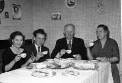 Ernst Sirsj� med barn och hustru under sin 50-�rsdag - klicka f�r att f�rstora