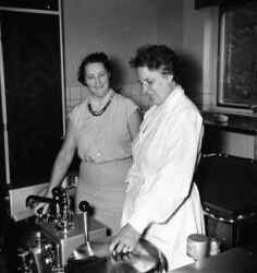 Kokerskan Lisa Jansson till vänster och husmor Maja Stenunger i köket på det nybyggda sjukhemmet i Fjugesta som öppnade i maj 1960. - klicka för att förstora