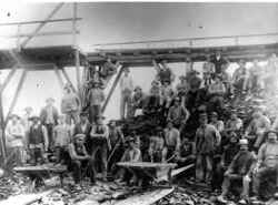Arbetare vid skifferverket i Lanna med skottkärror - klicka för att förstora