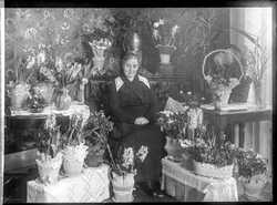Fru Edlund, med blommor - klicka f�r att f�rstora