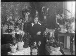 Fru Edlund, med blommor - klicka f�r att f�rstora