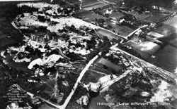 Flygfoto �ver skifferverket i Lanna med byggnader och j�rnv�gssp�r. - klicka f�r att f�rstora